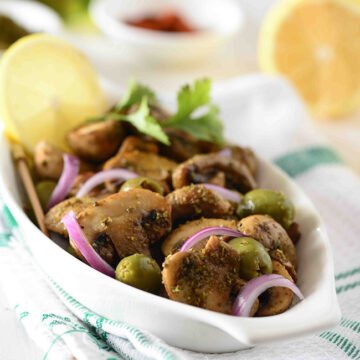 Za'atar spiced Mushrooms spiked with smoked cayenne pepper is one of those most quick appetisers from Arabic Cuisine that you can make in just 10 minutes. So that makes it ideal for the times when some guests decide to drop in with out notice, A party or simply when you want to unwind with your loved ones at home on a weeknight or even weekend.