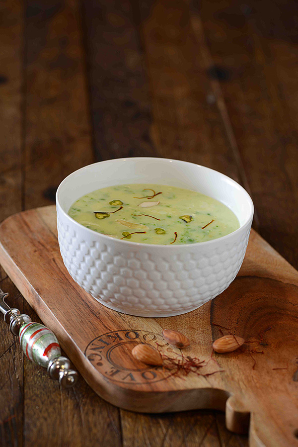 Hare Matar ki Kheer, Yes you read it right! It’s kheer made with green peas or hare mattar. This very unusual kheer recipe finds it’s origin from Awadhi cuisine. A beautiful green color, rich taste and a soothing texture, all of this makes the matar ki kheer a delightful dessert.