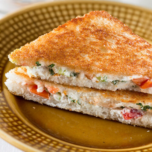 Curd sandwich or yogurt sandwich is healthy Indian sandwich recipe. Hung curd, mixed with colorful vegetables seasonings and cheese makes an excellent sandwich filling.