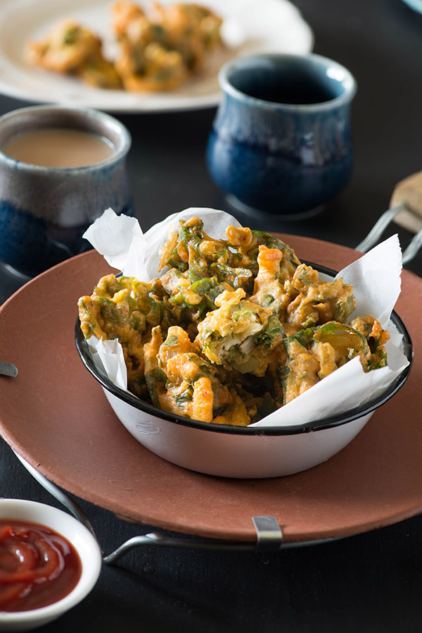 Palak Pakoda are crisp fritters made with spinach leaves in gram flour batter. A quick Indian snack recipe relished most in monsoons palak pakora are easy to make quick and easy appetiser recipe.