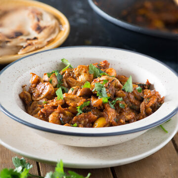 Tawa masala mushroom or Mushroom Tawa masala is spicy semi-dry curry. In this delicious mushroom curry, button mushrooms are cooked on a tawa in a spicy tomato and onion masala which is very flavourful due to the addition of aromatic masalas