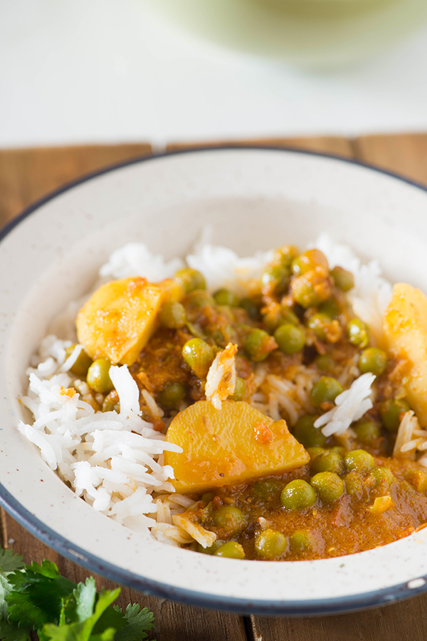  Punjabi  Aloo Matar curry is flavourful and hearty curry, One of my favorite curry to serve with rice or Naan. Made with fresh winter peas and new potatoes this every day Indian curry is perfect solution when I am craving something comforting spicy and easy. 