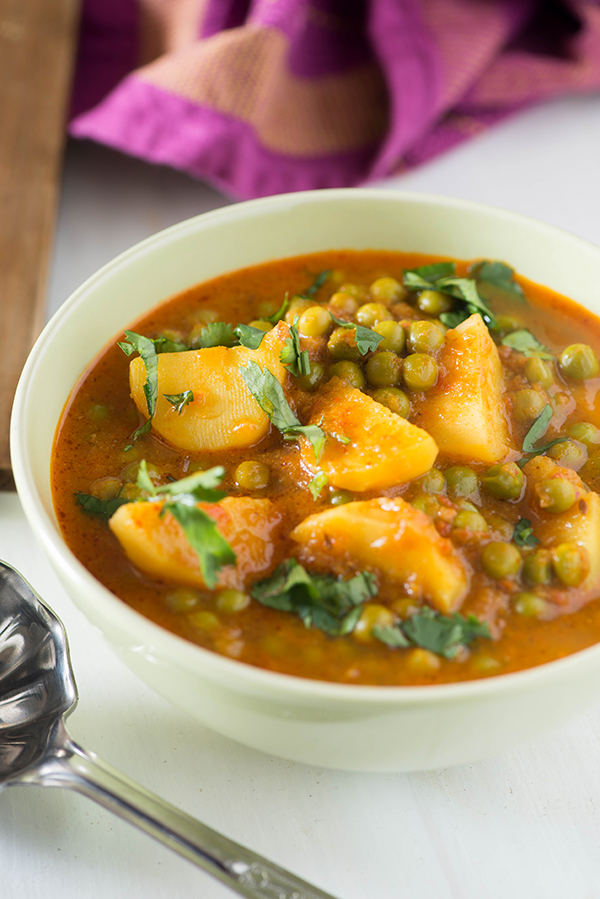  Punjabi  Aloo Matar Sabzi is flavourful and hearty curry, One of my favorite curry to serve with rice or Naan. Made with fresh winter peas and new potatoes this every day Indian curry is perfect solution when I am craving something comforting spicy and easy. 