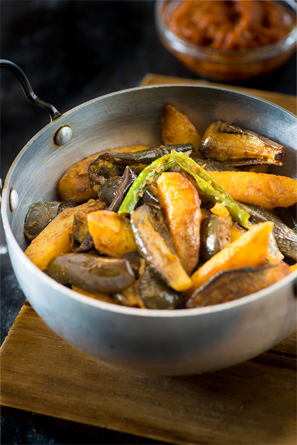 Aloo baingan ki sabji is one of simplest dry curry or sookhi sabzi made with potatoes and eggplant aka Baingan